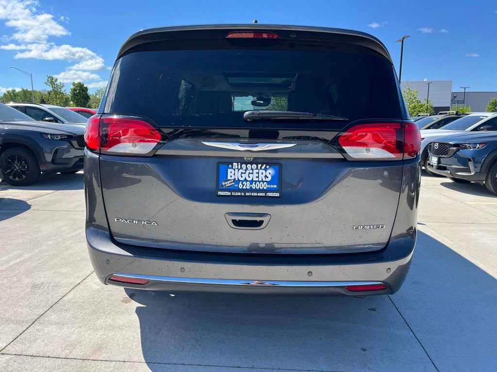 Used 2018 Chrysler Pacifica Limited w/ Tire & Wheel Group FWD image 8