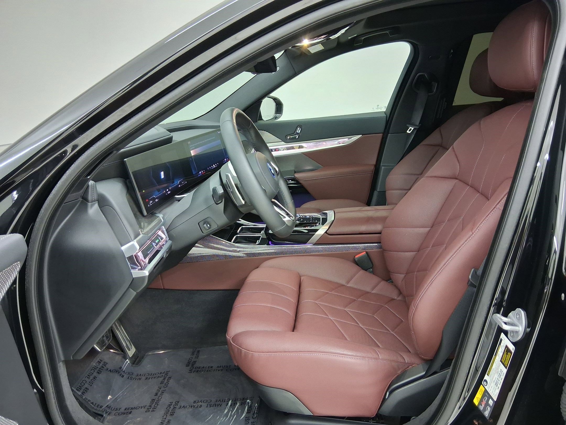 Certified 2025 BMW 750e xDrive w/ Premium Package AWD/4WD image 3