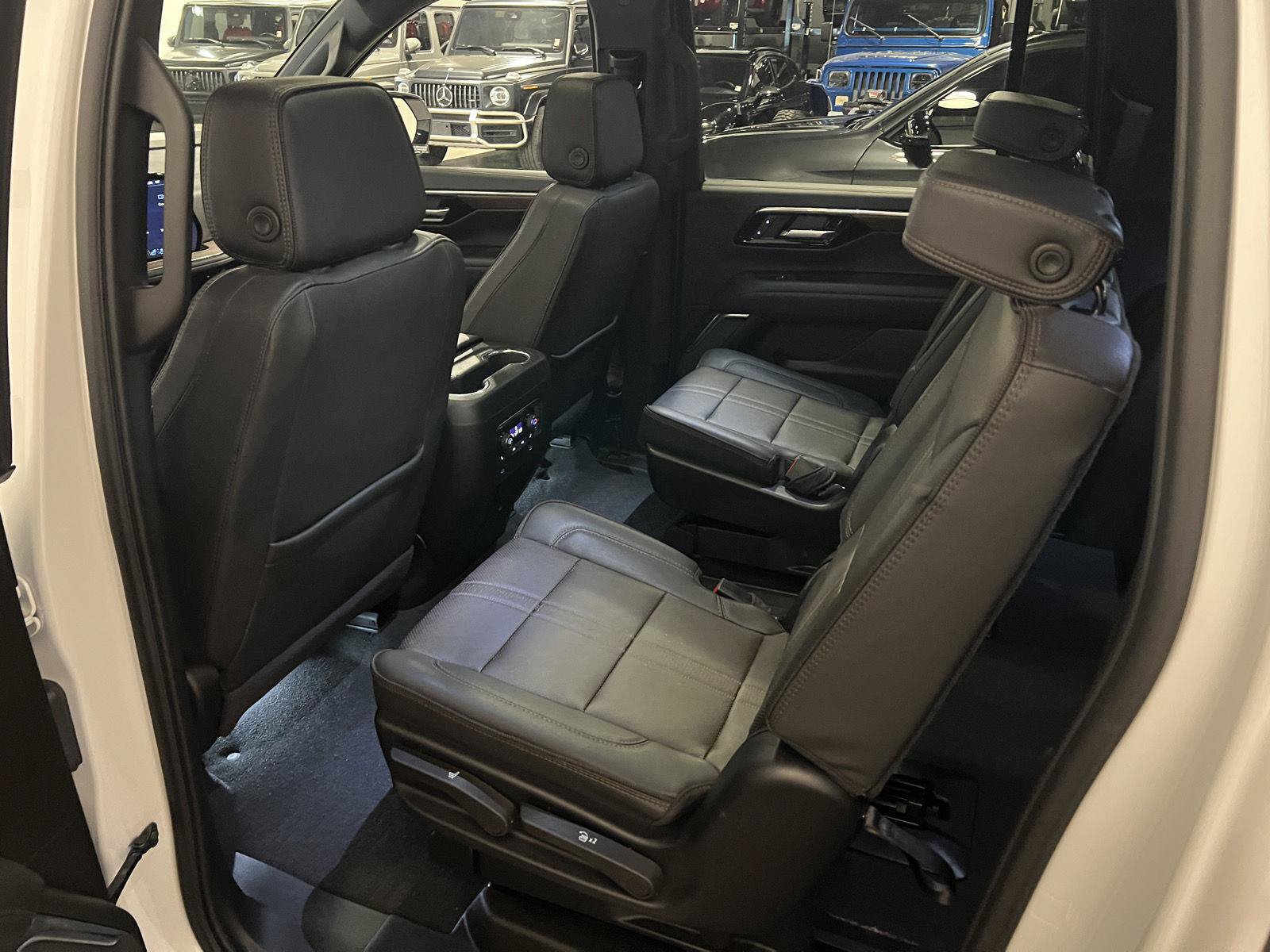 Used 2025 Chevrolet Suburban High Country AWD/4WD image 34