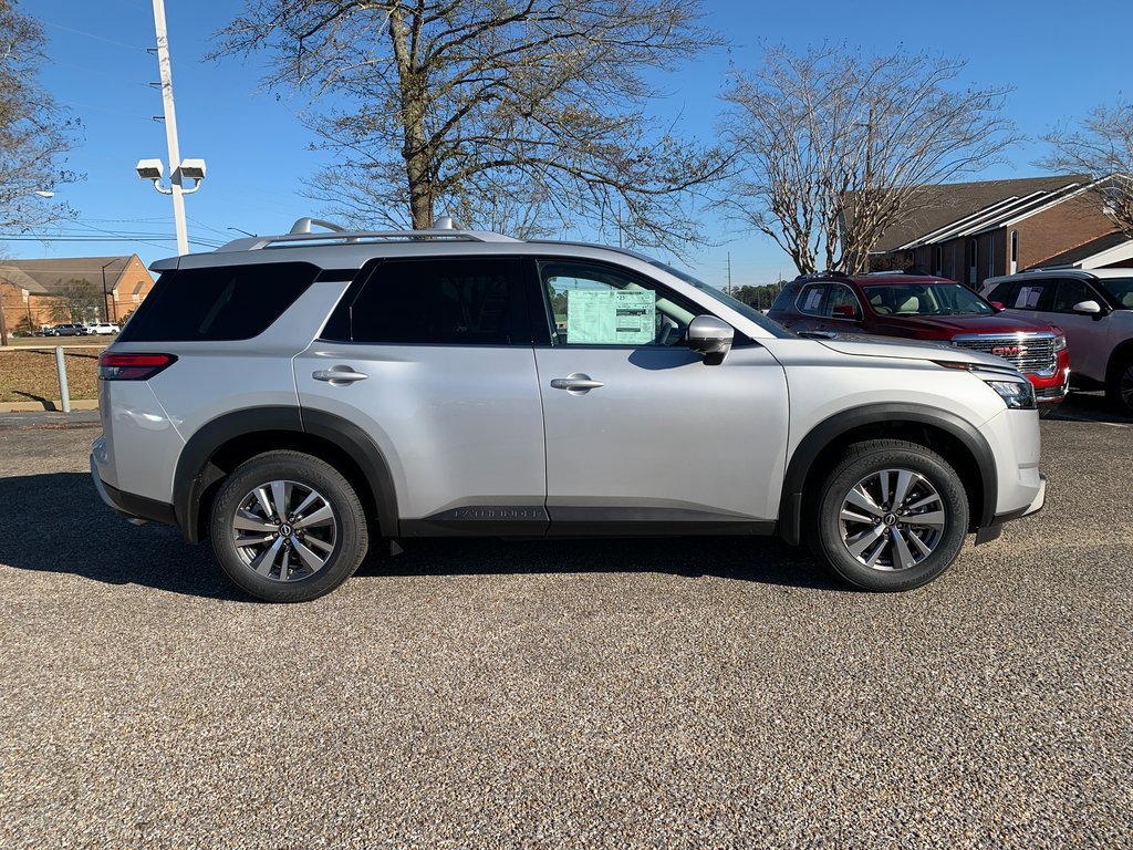 New 2025 Nissan Pathfinder SL image 2