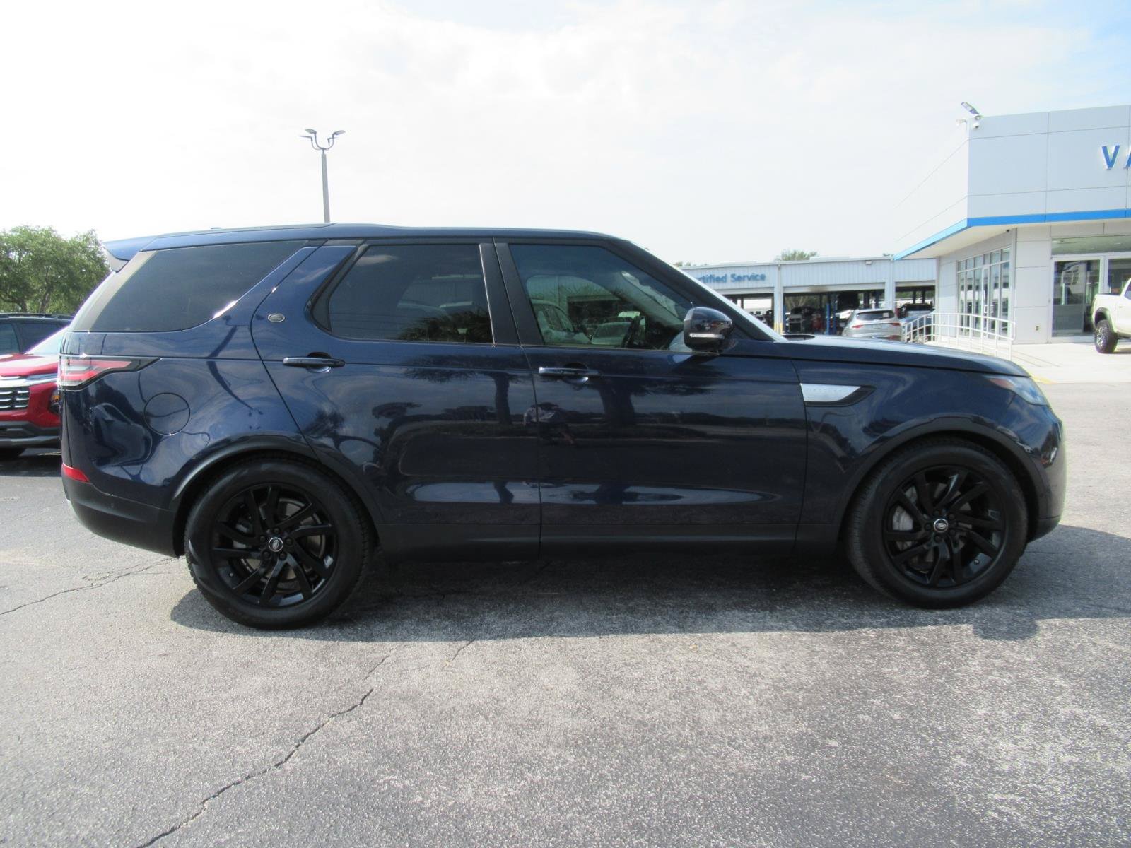 Used 2018 Land Rover Discovery HSE AWD/4WD image 4