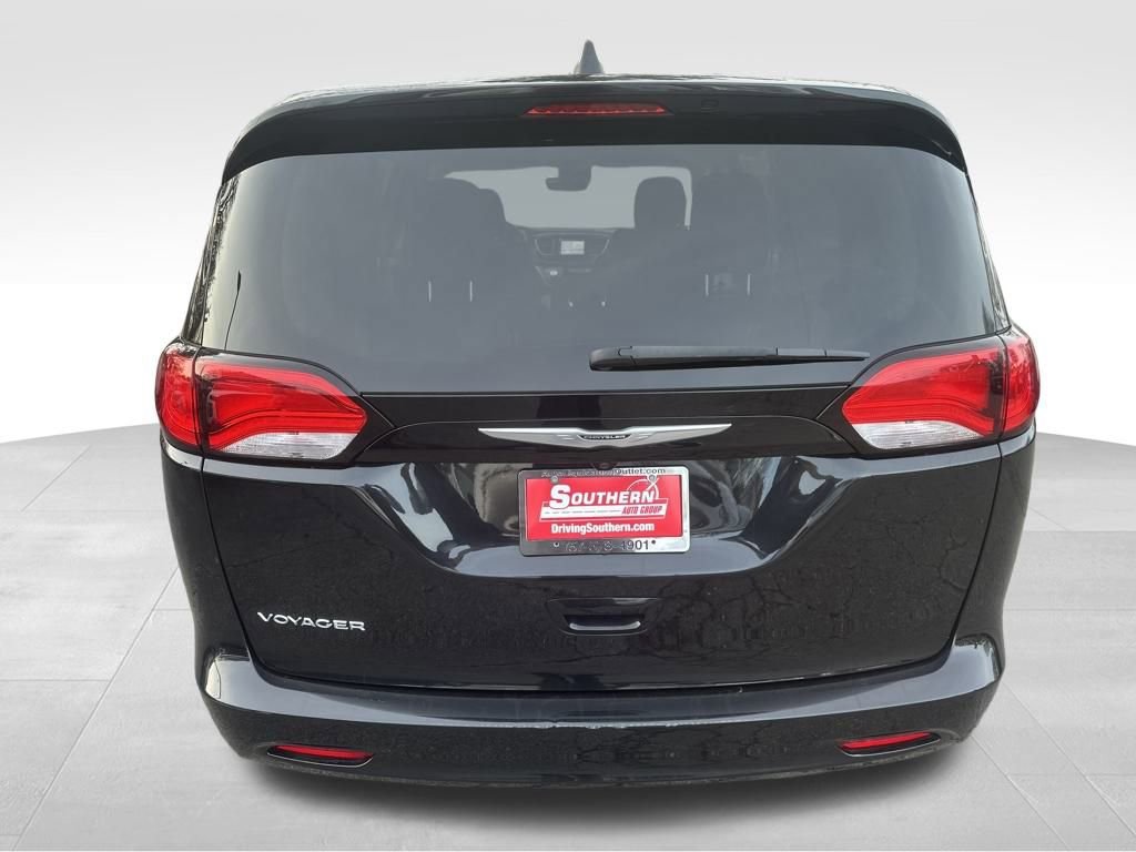 Used 2023 Chrysler Voyager LX image 18