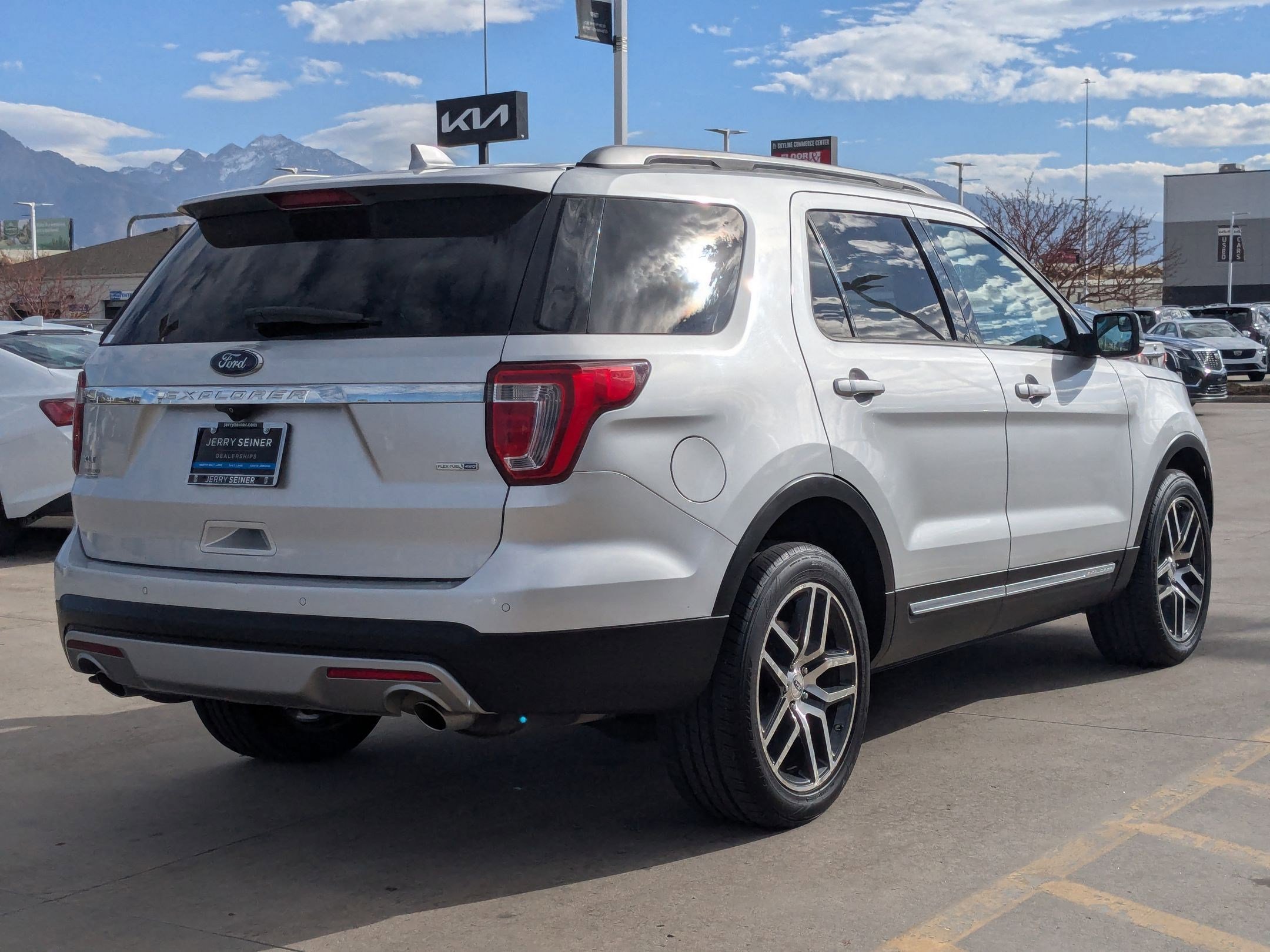 Used 2016 Ford Explorer XLT w/ Equipment Group 201A image 5