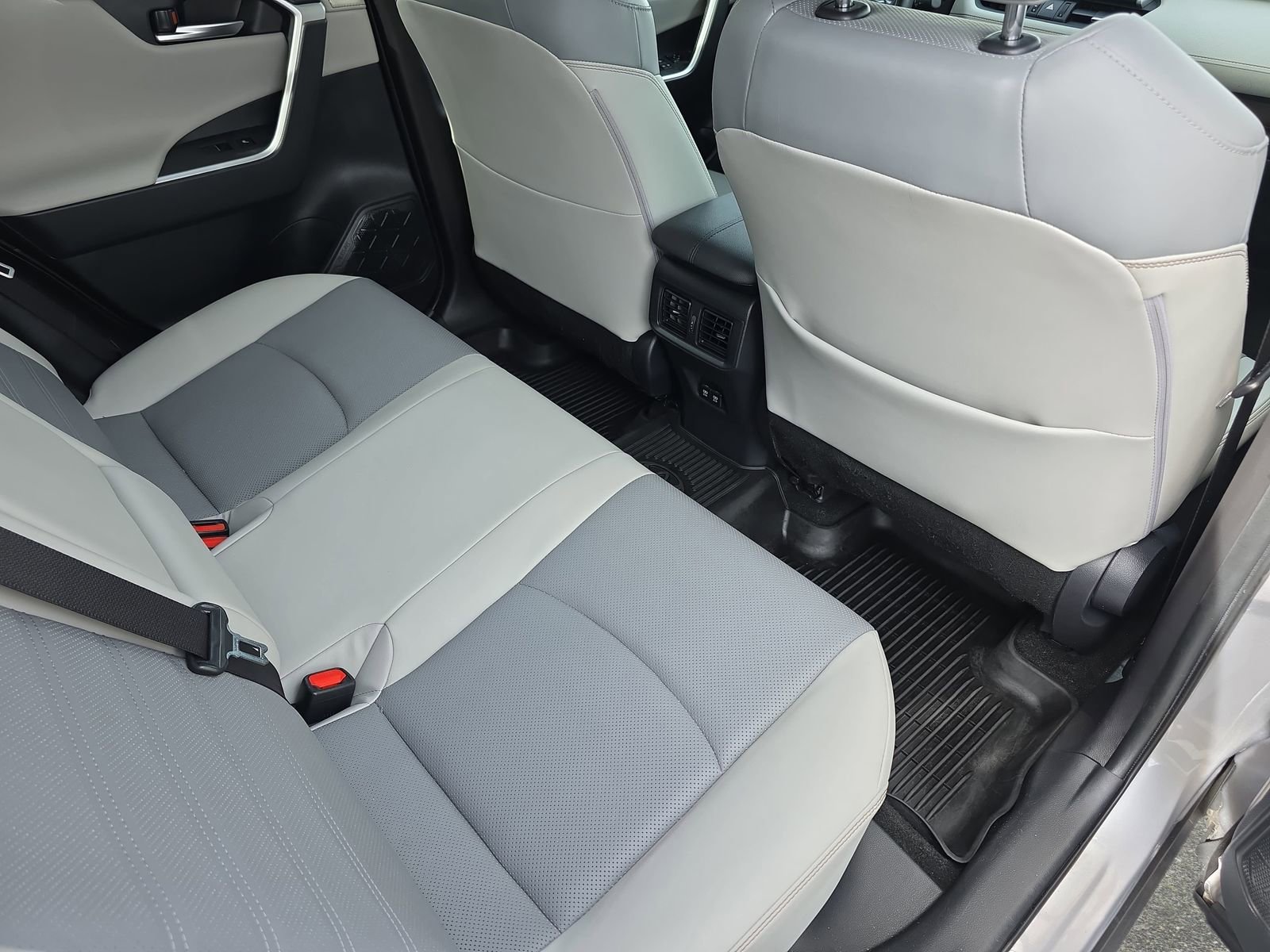 Used 2020 Toyota RAV4 Limited image 11