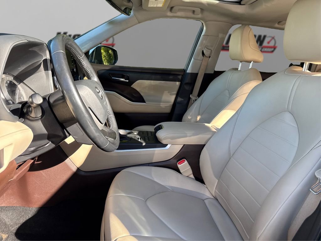 Used 2022 Toyota Highlander XLE image 9