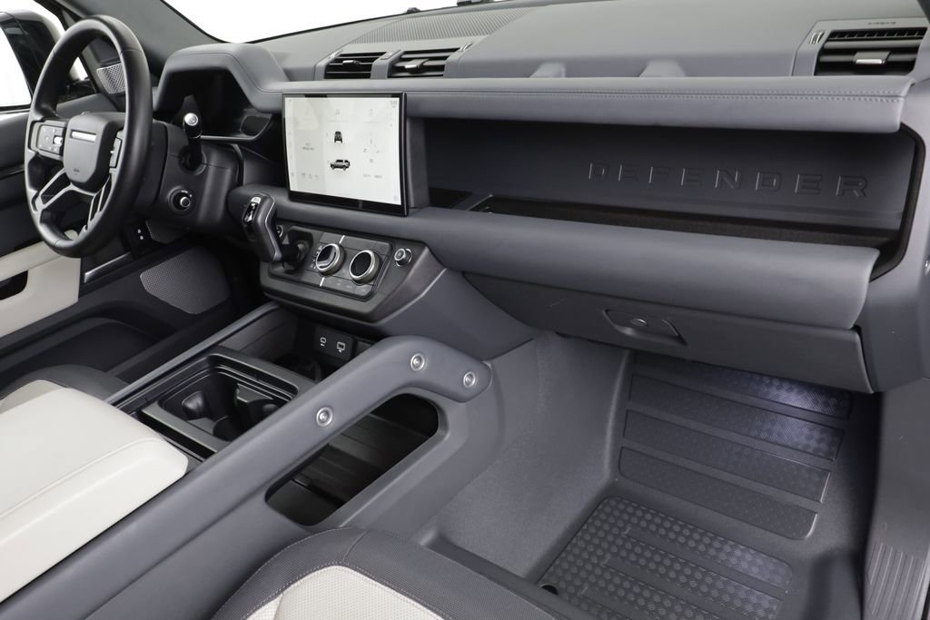 Used 2024 Land Rover Defender 130 X-Dynamic SE image 21