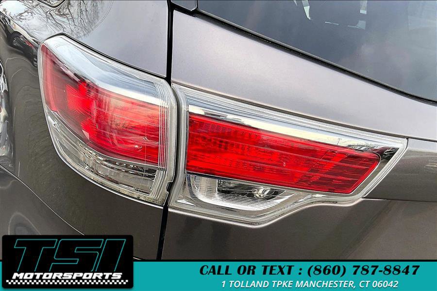 Used 2016 Toyota Highlander LE AWD/4WD image 30
