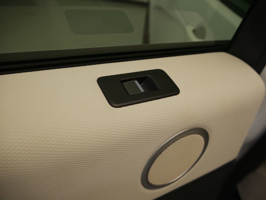 Used 2025 Land Rover Discovery Dynamic SE image 21