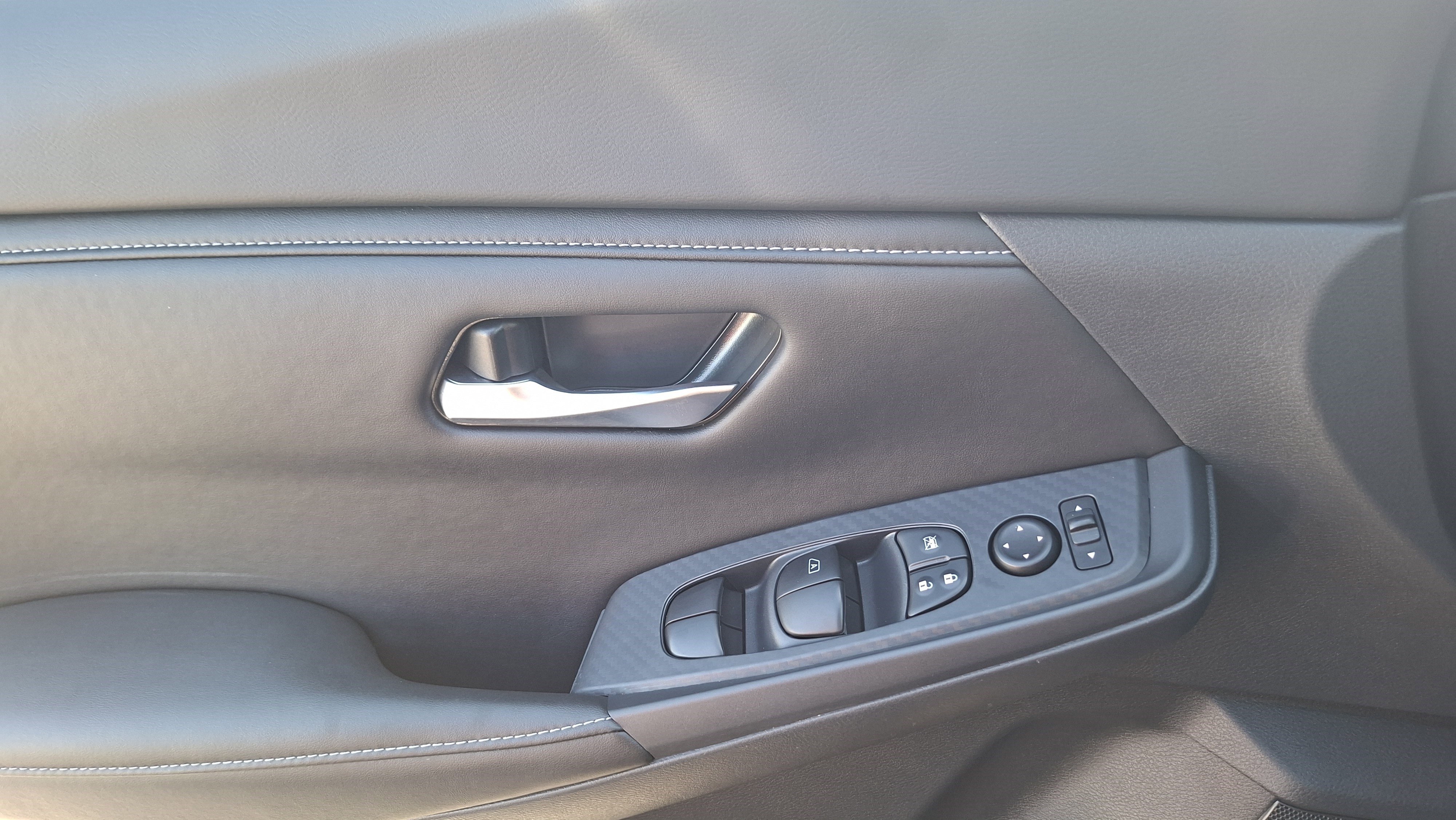 Used 2025 Nissan Sentra SV FWD image 16