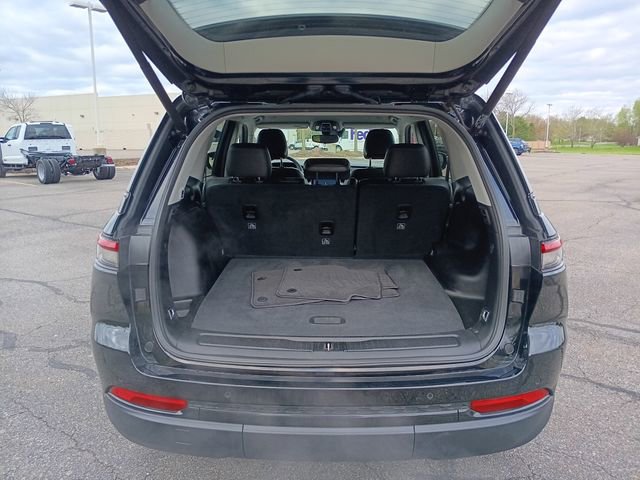 Used 2023 Jeep Grand Cherokee Limited w/ Black Appearance Package AWD/4WD image 27