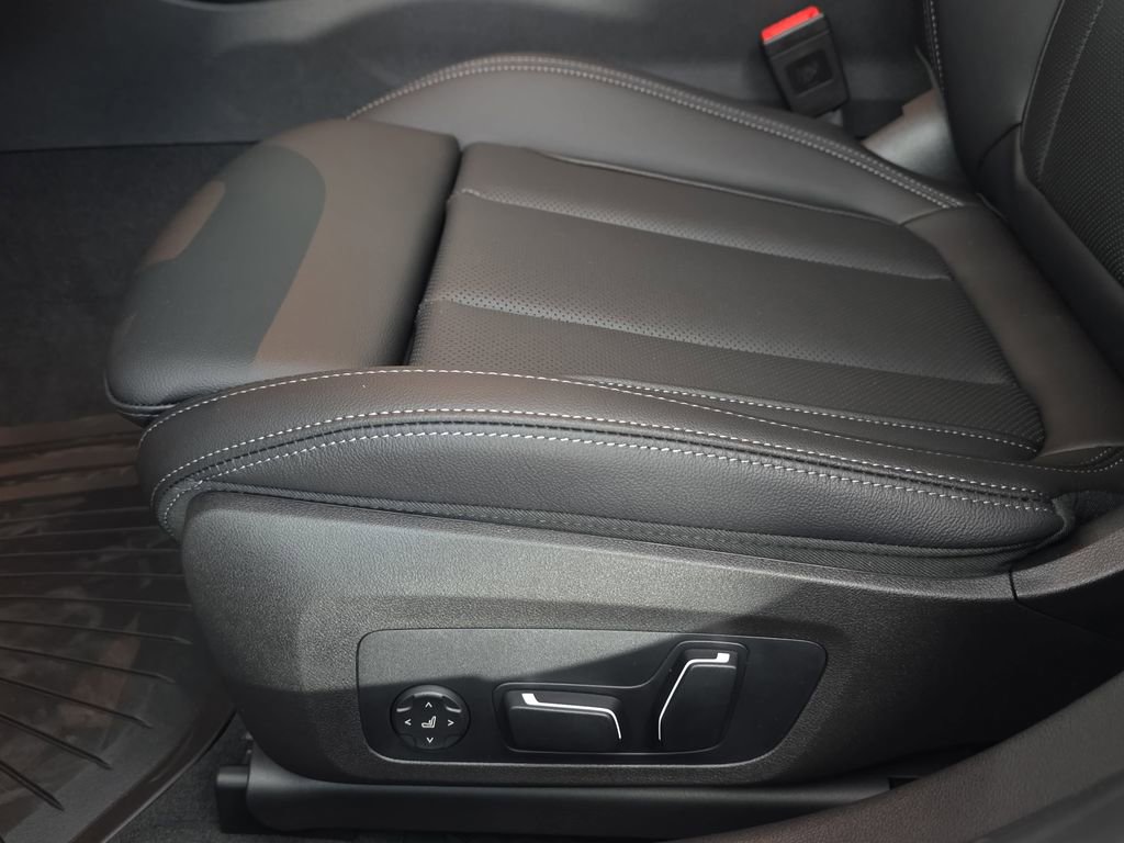 New 2026 BMW 330i xDrive Sedan w/ M Sport Package image 28