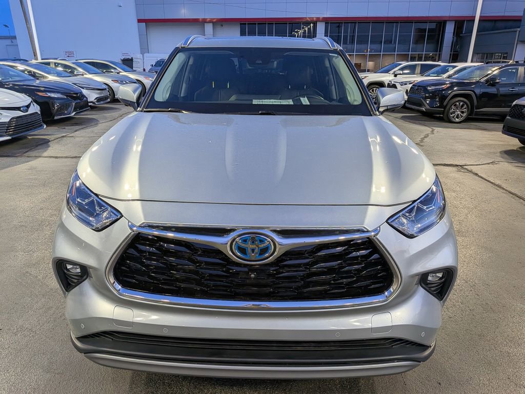 Used 2024 Toyota Highlander Platinum image 2