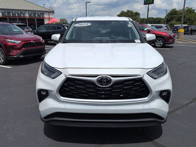 Used 2023 Toyota Highlander LE FWD image 2