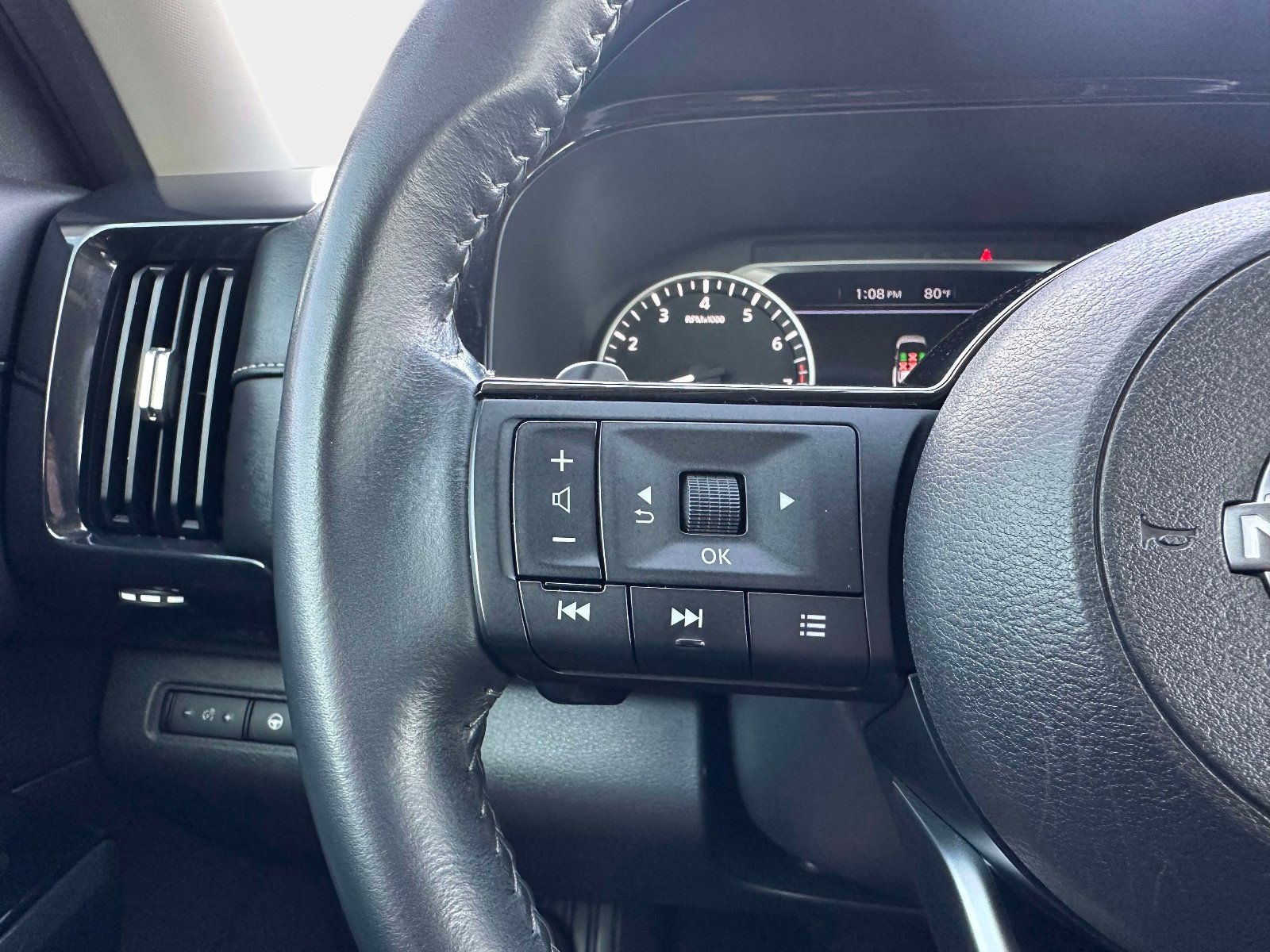 Used 2022 Nissan Pathfinder SV image 29