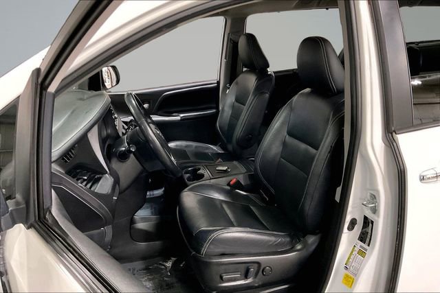 Used 2020 Toyota Sienna SE w/ SE Preferred Package FWD image 25