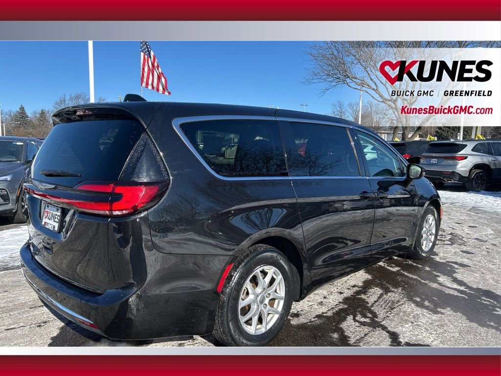 Used 2023 Chrysler Pacifica Touring-L image 5