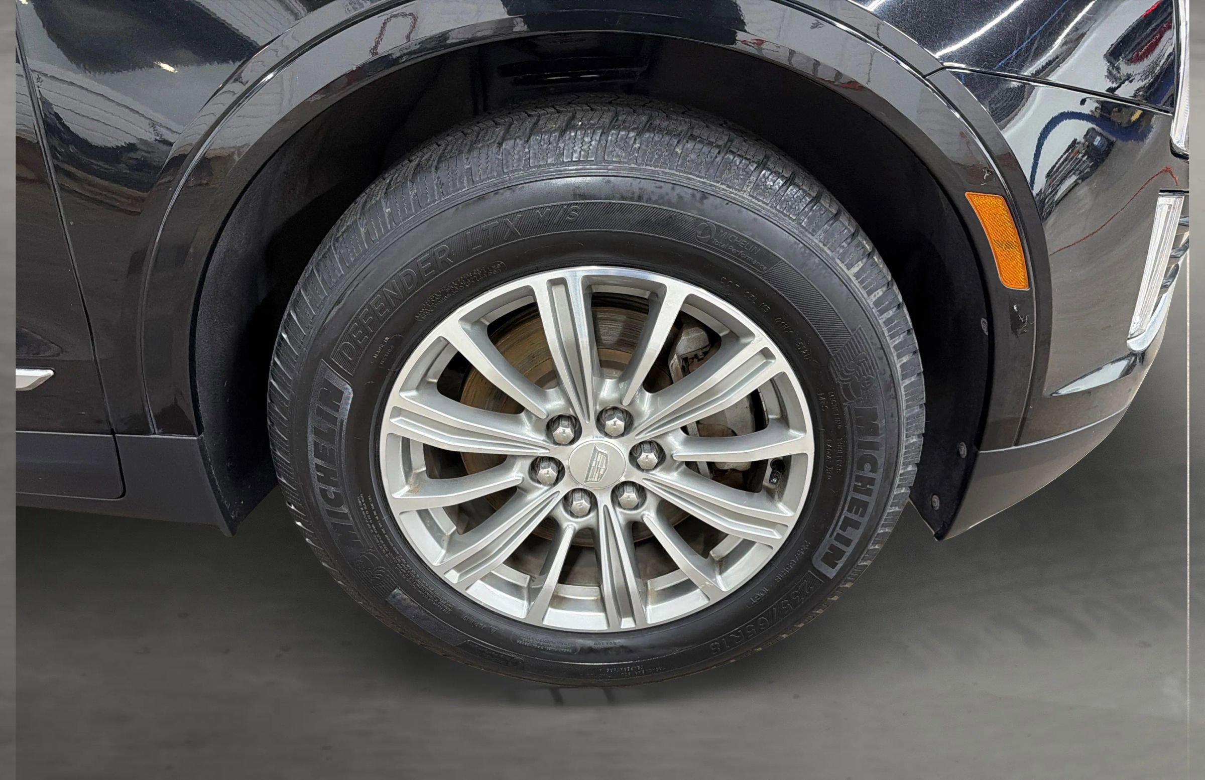 Used 2017 Cadillac XT5 Luxury w/ Driver Awareness Package image 18