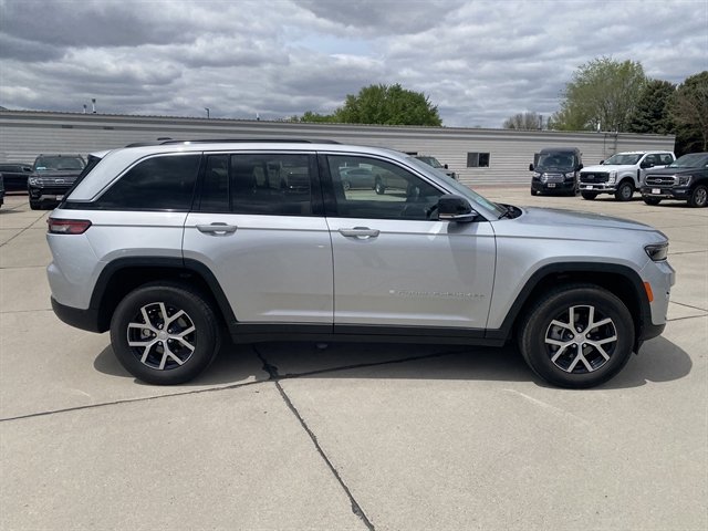 Used 2024 Jeep Grand Cherokee Limited AWD/4WD image 4