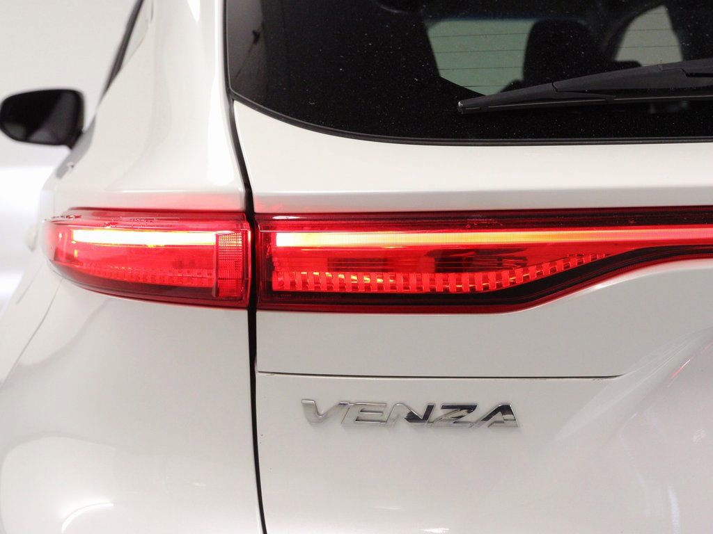 Used 2023 Toyota Venza XLE image 11