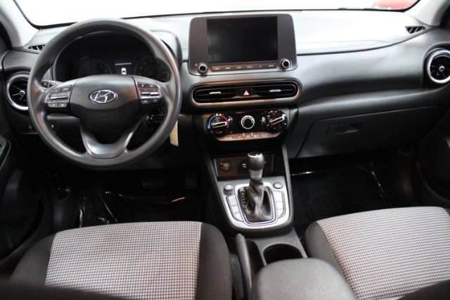 Used 2023 Hyundai Kona SE FWD image 2
