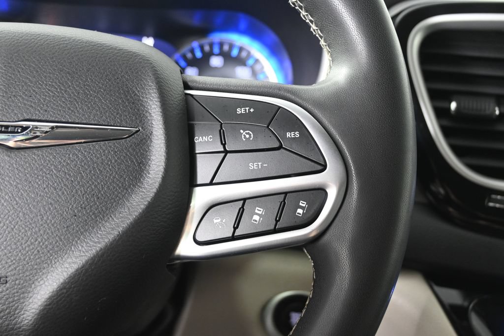 Used 2022 Chrysler Pacifica Touring-L FWD image 36