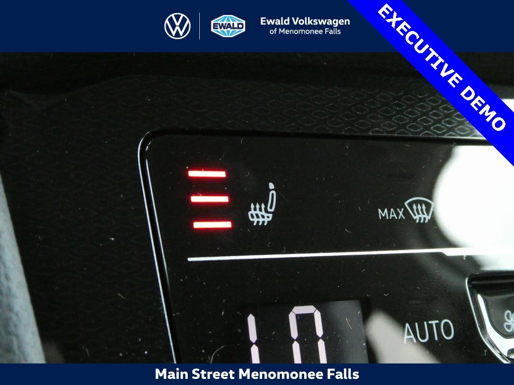 Used 2025 Volkswagen Taos SE image 41