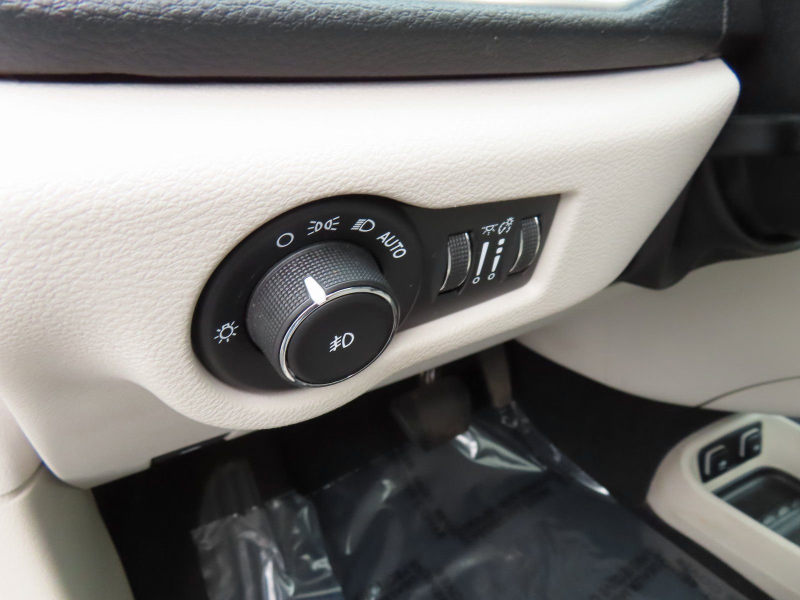 Used 2017 Chrysler Pacifica Limited image 14