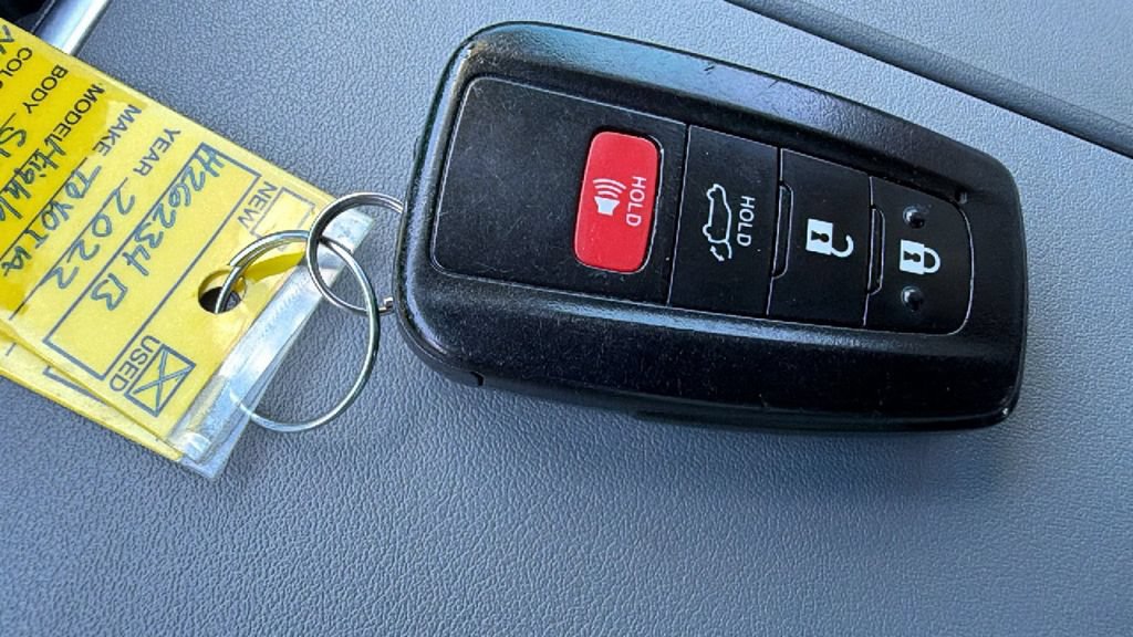 Used 2022 Toyota Highlander XLE AWD/4WD image 29