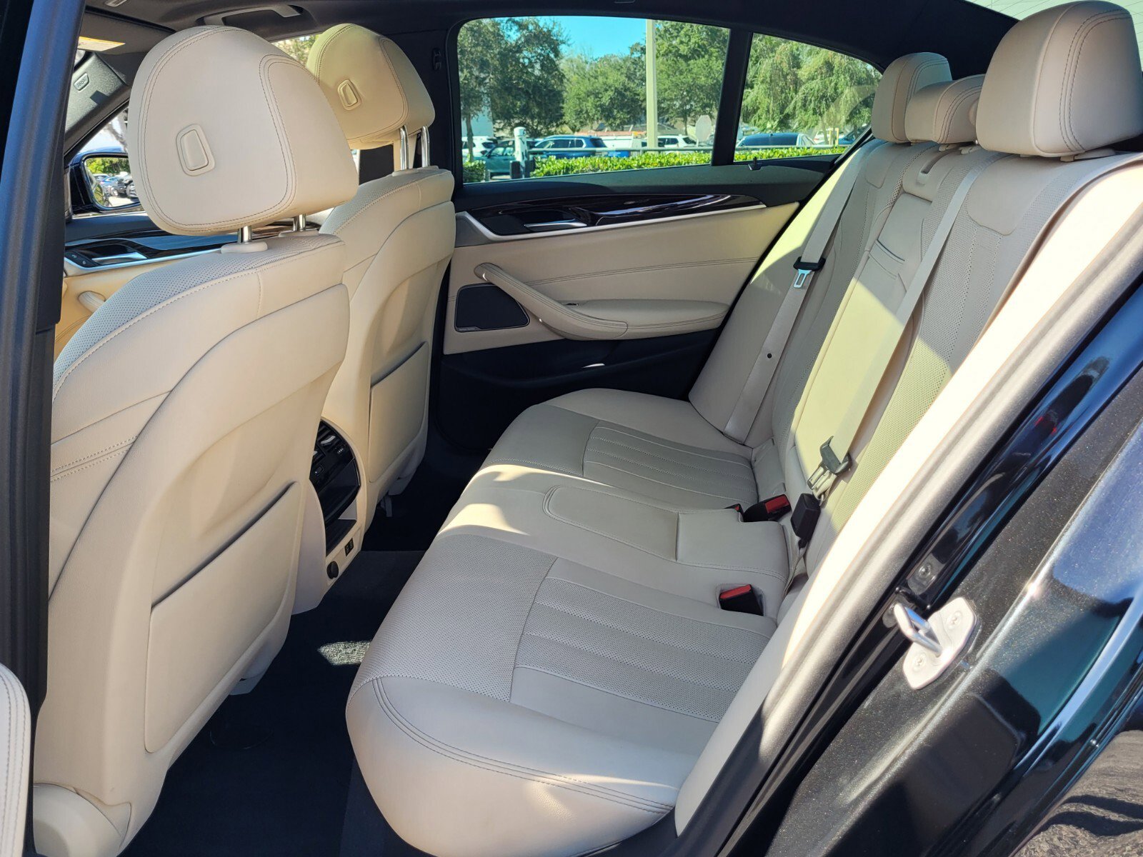 Used 2023 BMW 530i xDrive w/ Premium Package image 11