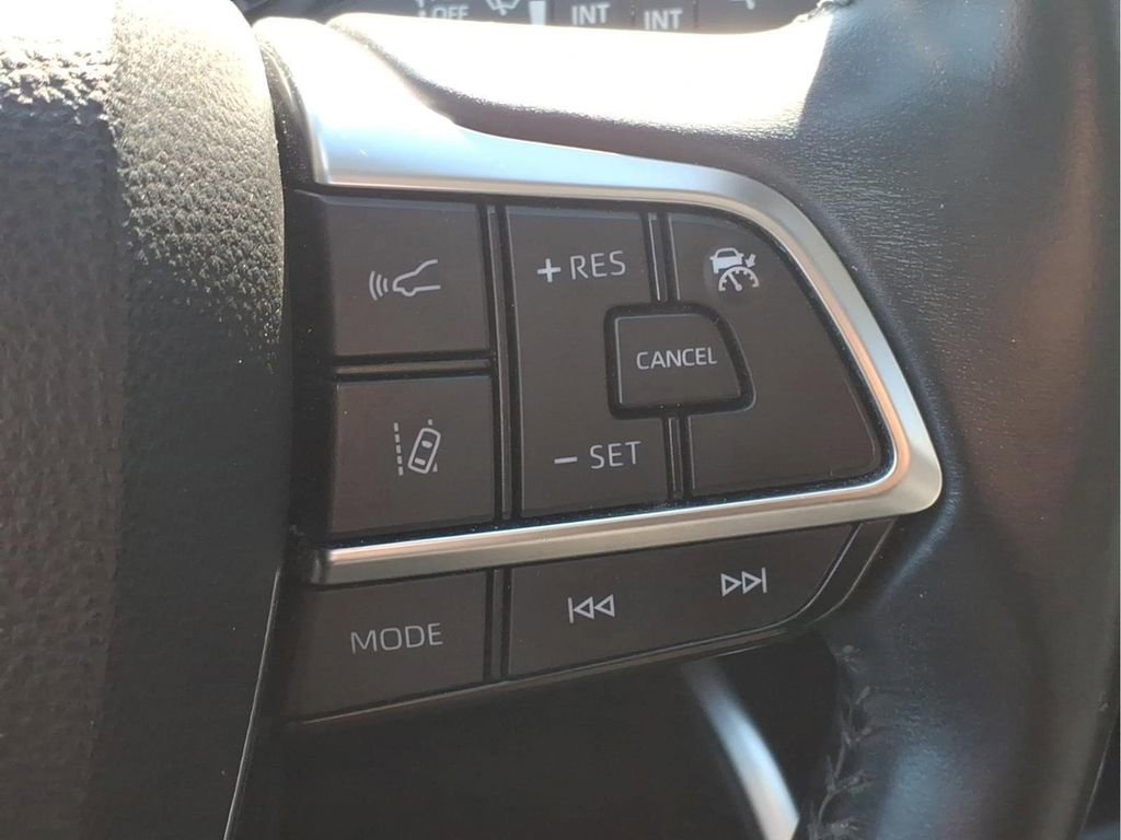 Used 2021 Toyota Highlander XLE AWD/4WD image 23