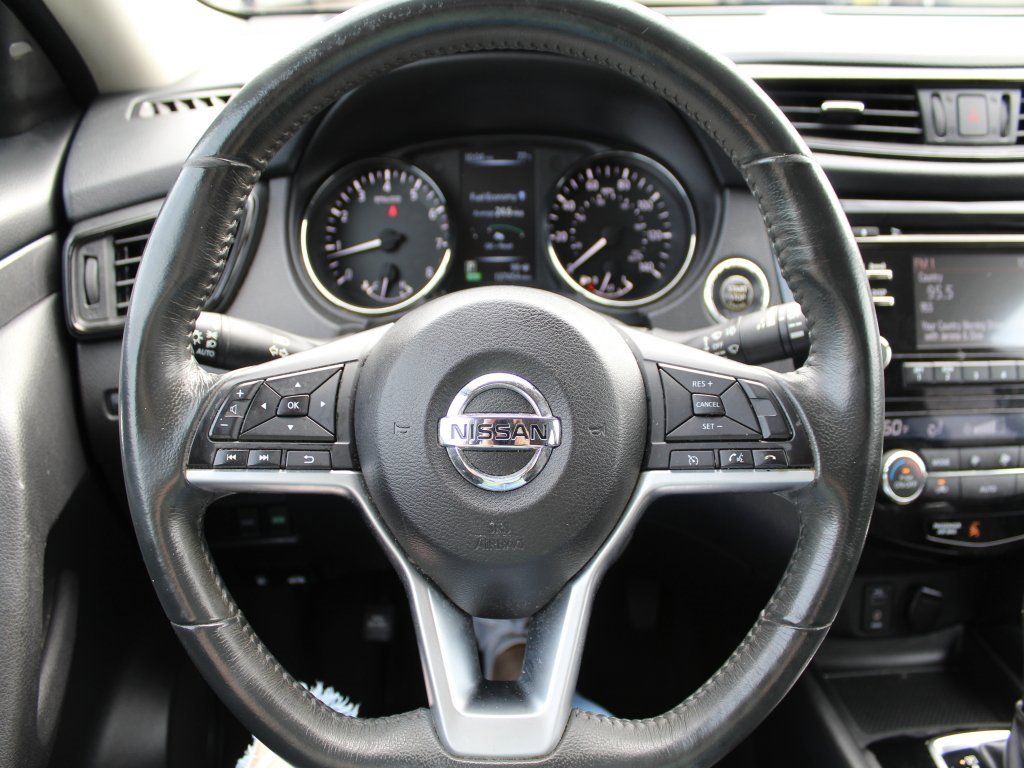 Used 2017 Nissan Rogue SV w/ Midnight Edition image 16