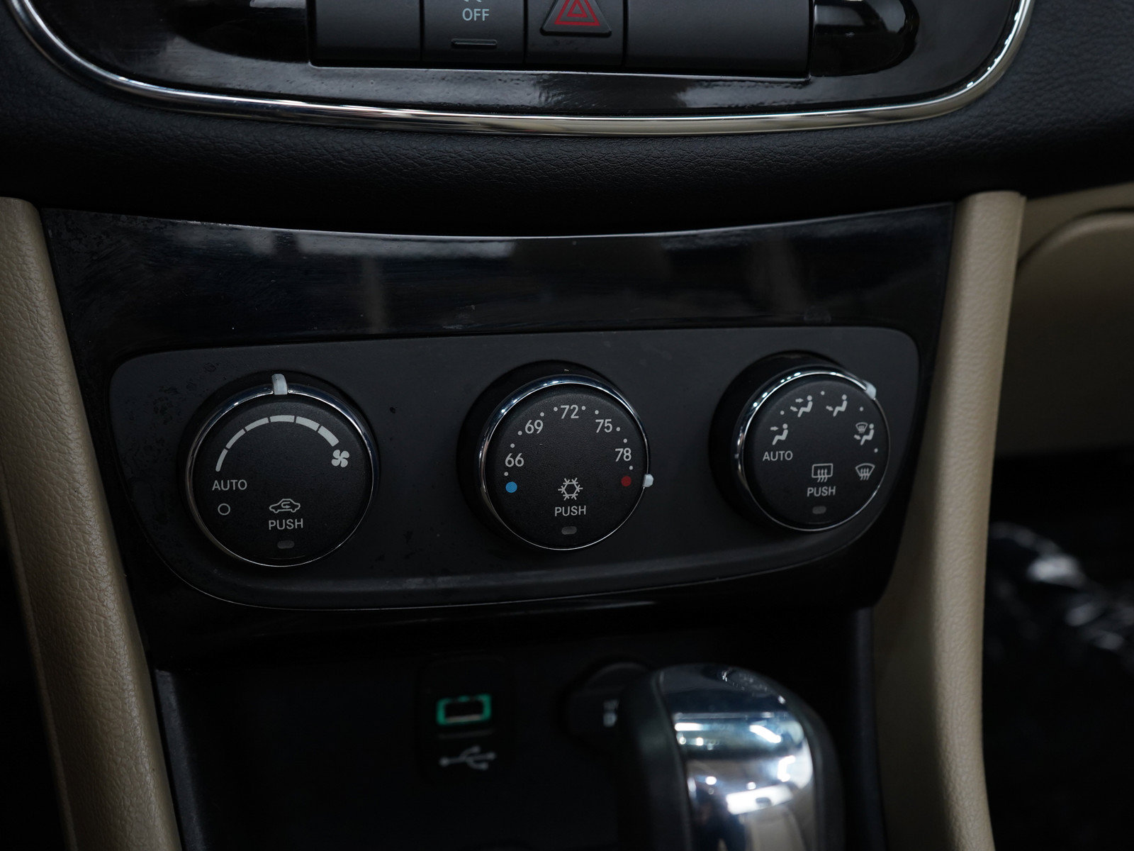 Used 2011 Chrysler 200 Touring FWD image 19