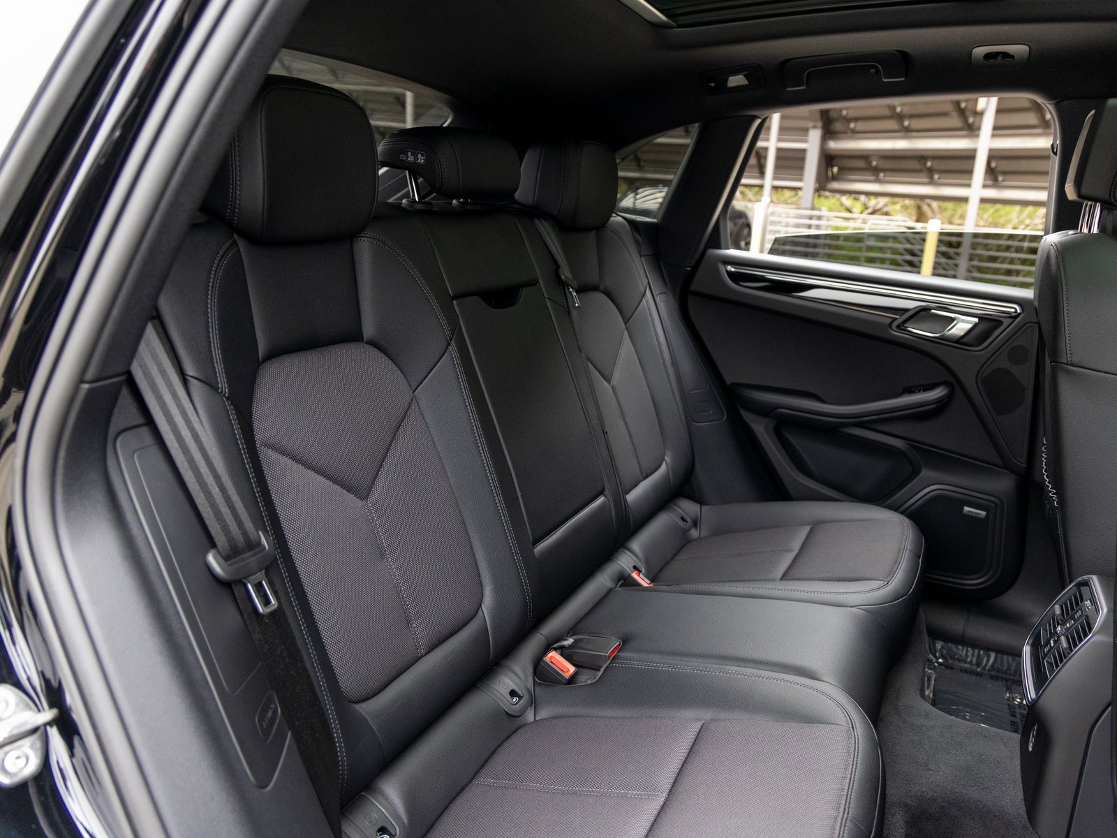 Certified 2025 Porsche Macan image 44