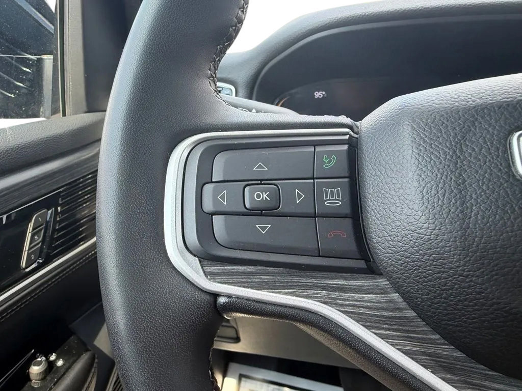 Used 2024 Jeep Wagoneer L Series II w/ Flexible Seating Group AWD/4WD image 17