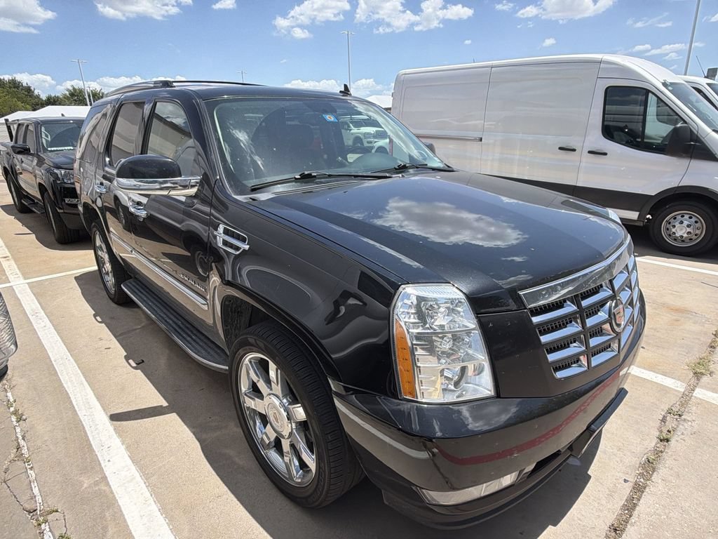 Used 2014 Cadillac Escalade Luxury RWD image 2