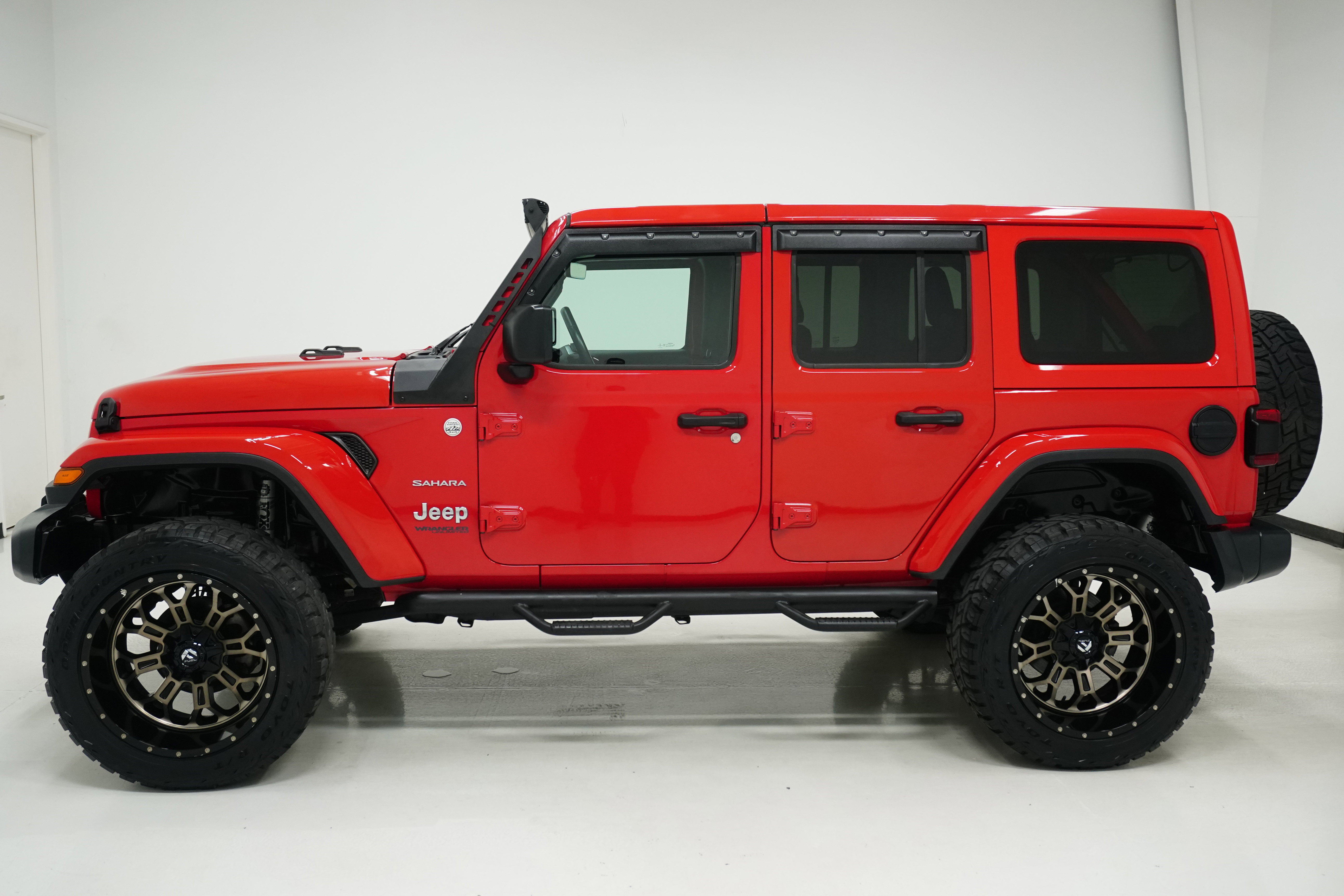 Used 2018 Jeep Wrangler Unlimited Sahara AWD/4WD image 7