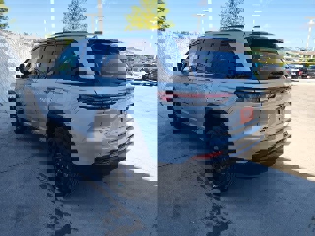 New 2025 Jeep Grand Cherokee Altitude image 24