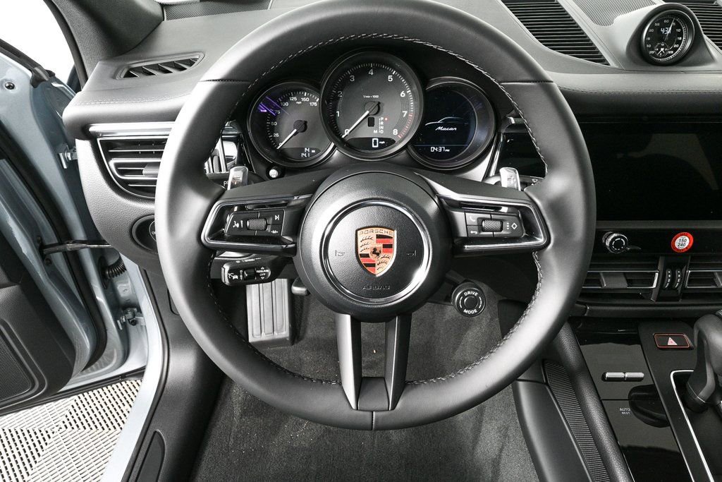 Certified 2026 Porsche Macan AWD/4WD image 8