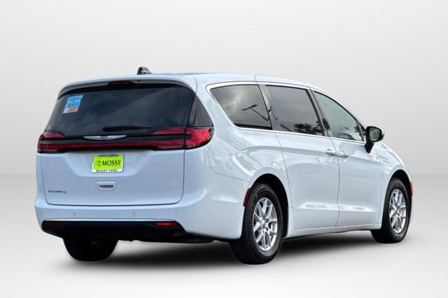 Used 2023 Chrysler Pacifica Touring-L image 5