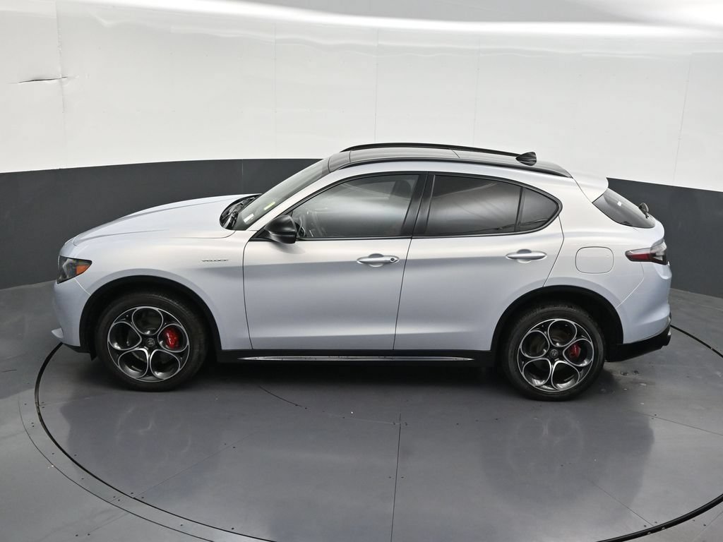 Used 2025 Alfa Romeo Stelvio Sprint w/ Veloce Package AWD/4WD image 16