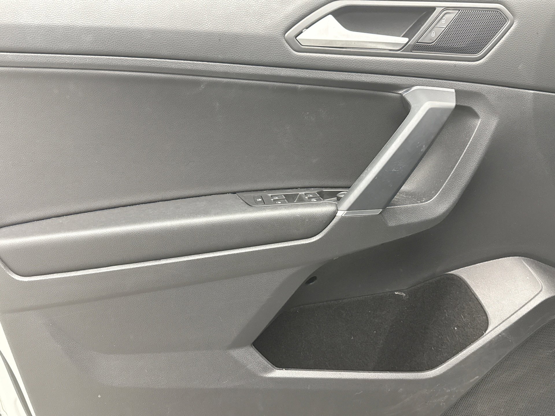 Used 2020 Volkswagen Tiguan SE R-Line AWD/4WD image 6