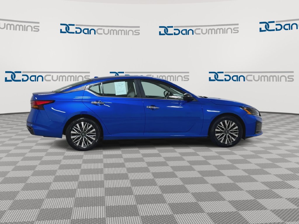 Used 2025 Nissan Altima 2.5 SV FWD image 2