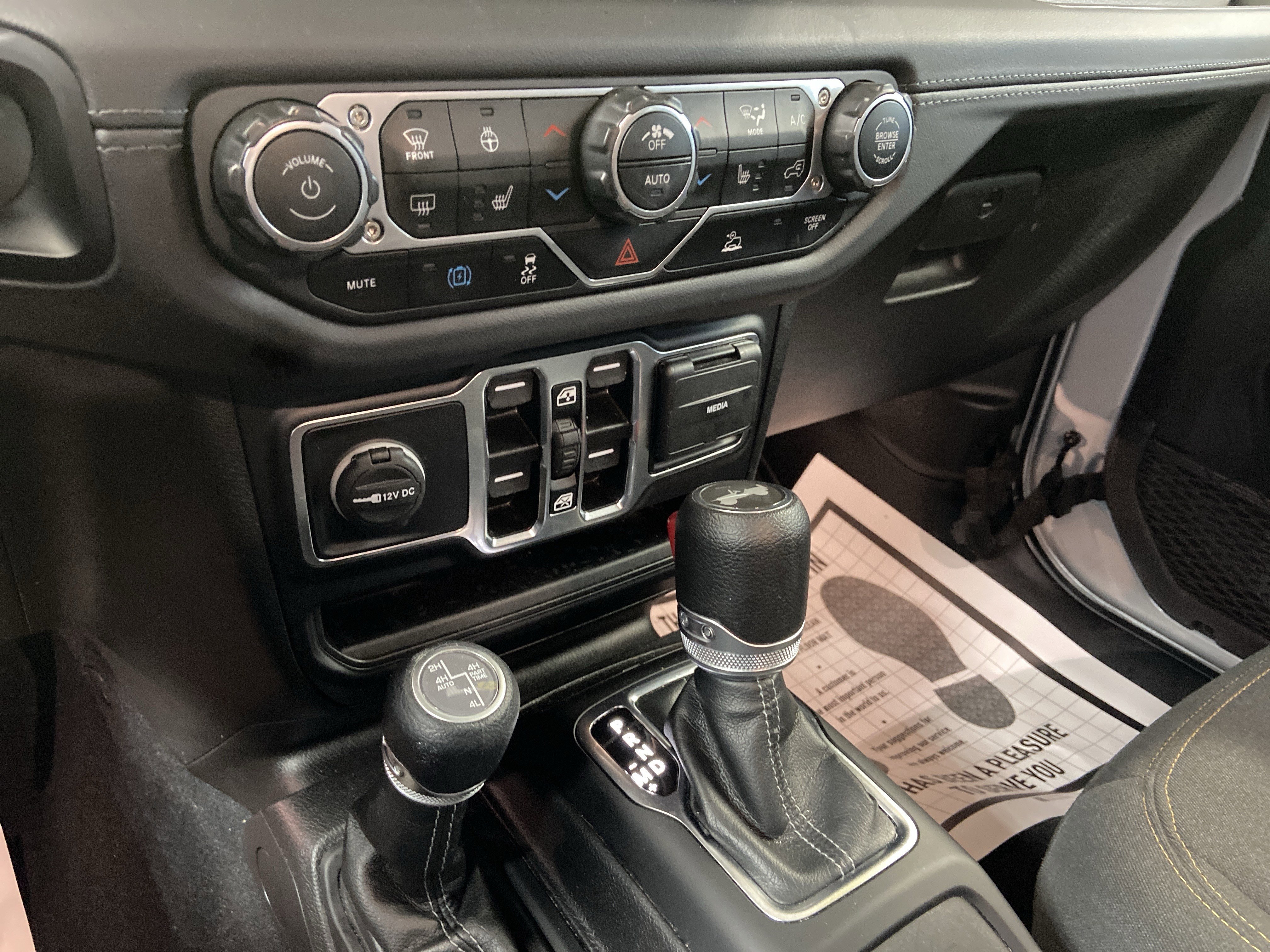 Used 2024 Jeep Wrangler Sahara image 15