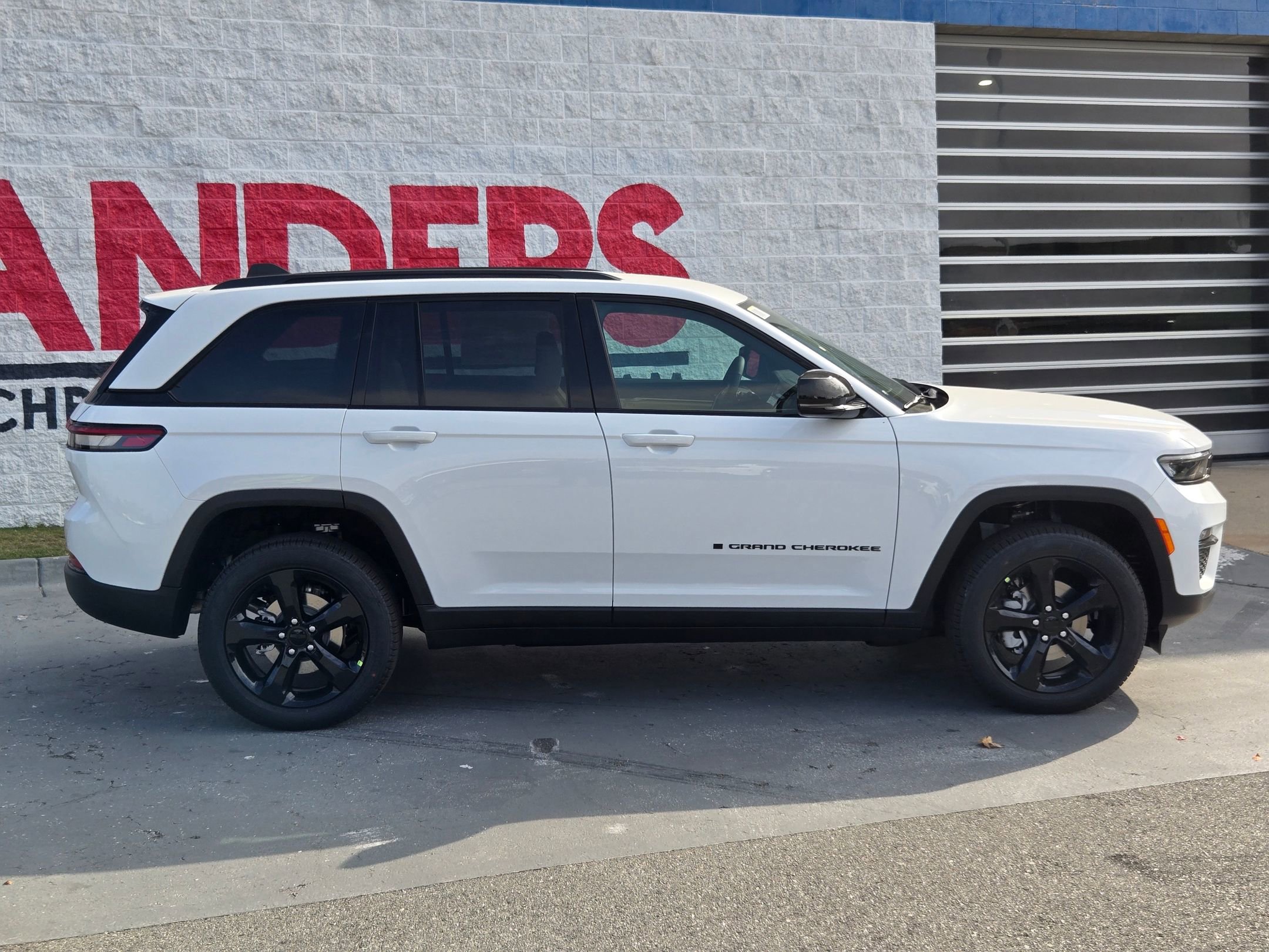 New 2025 Jeep Grand Cherokee Limited w/ Black Appearance Package image 8