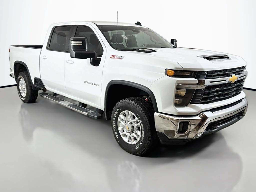 Used 2024 Chevrolet Silverado 2500 LT AWD/4WD image 2