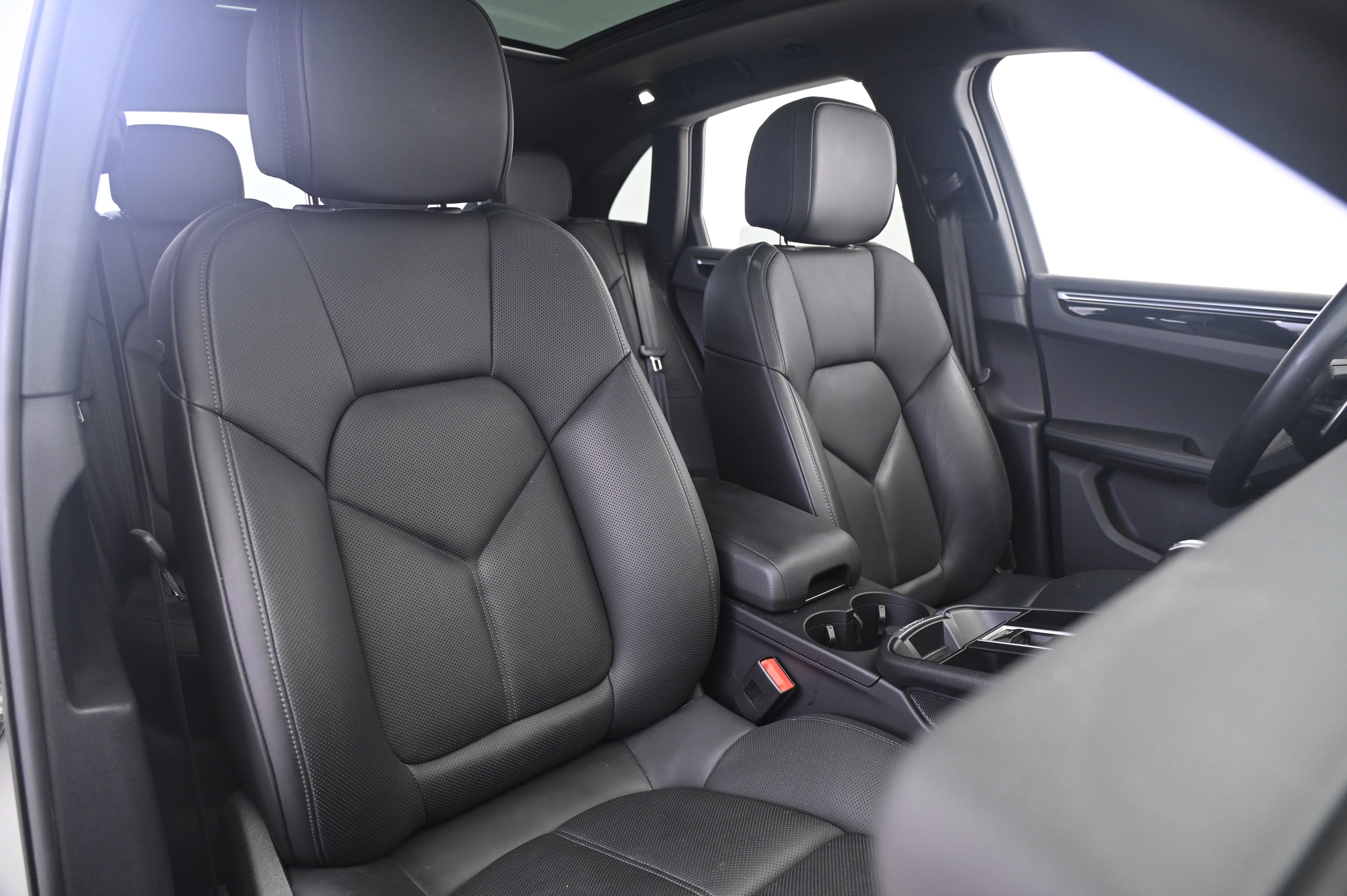 Certified 2023 Porsche Macan AWD/4WD image 24