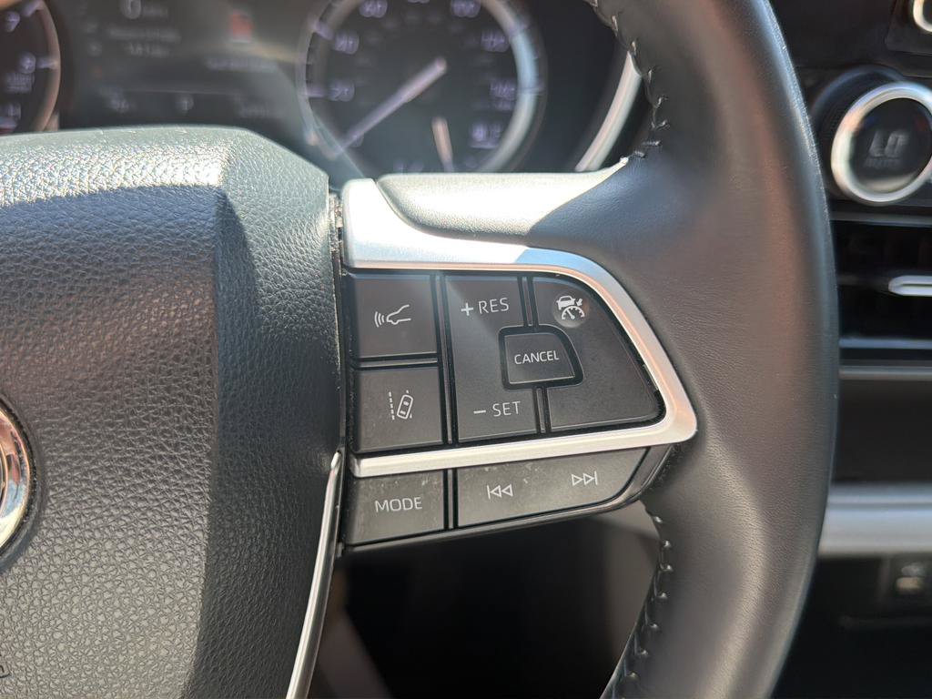 Used 2022 Toyota Highlander XLE FWD image 23