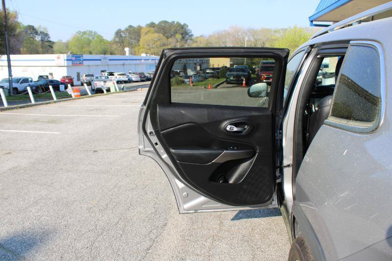 Used 2019 Jeep Cherokee Limited AWD/4WD image 18