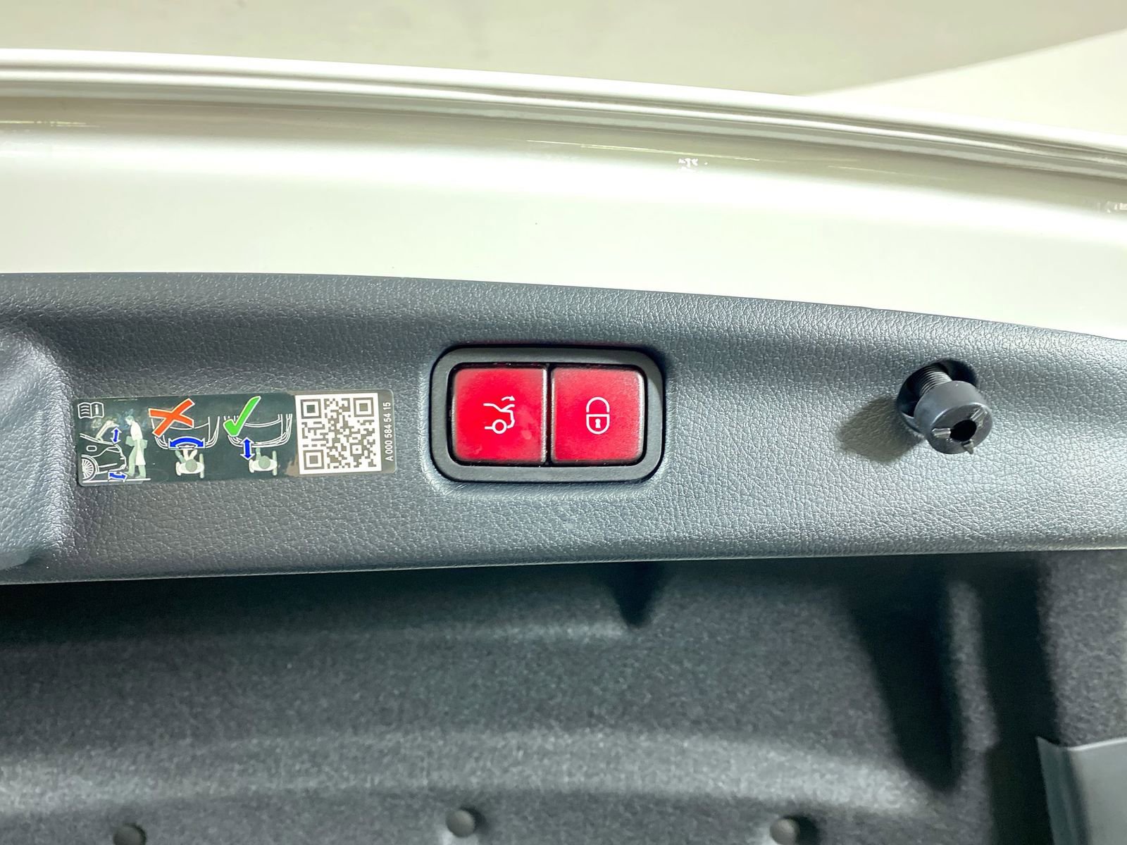 Used 2025 Mercedes-Benz C 300 Sedan image 32