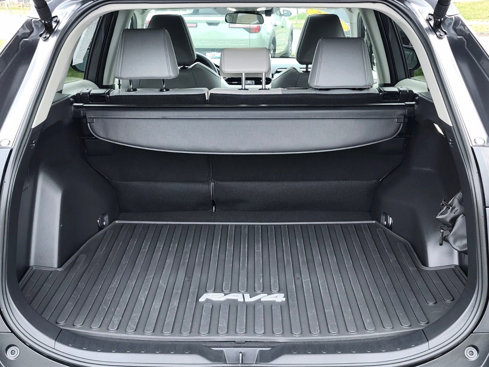 Used 2025 Toyota RAV4 XLE Premium image 31